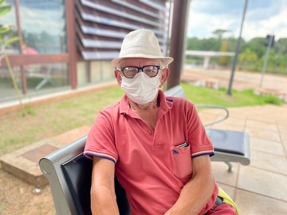 Aposentado Manelito José, de 77 anos, buscou unidade de saúde para saber se está infectado com a Covid — Foto: Ana Paula Xavier/Rede Amazônica Acre