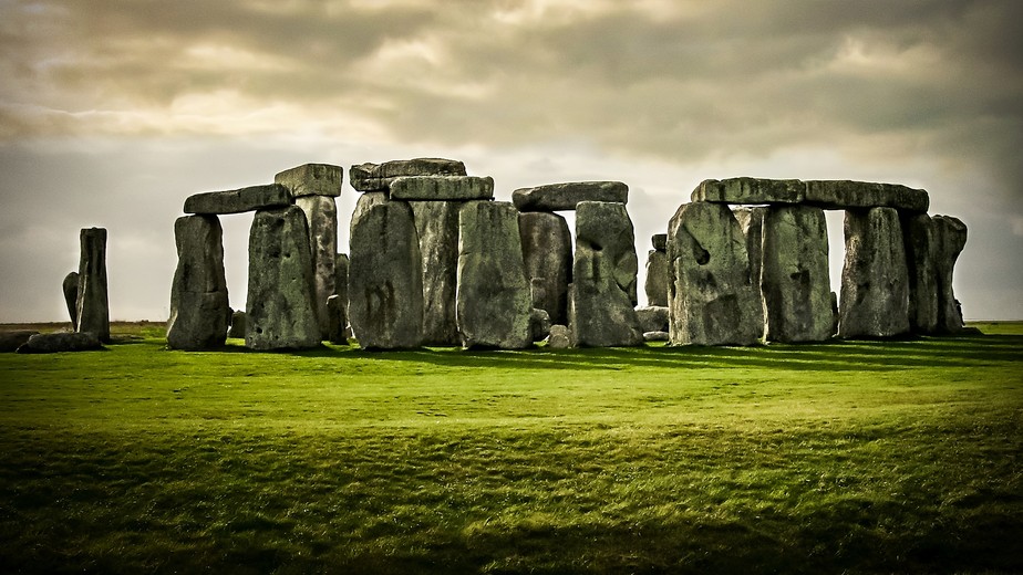 A Stonehenge exibe um alinhamento astronômico com o sol que, devido à planicidade do horizonte, remete tanto ao nascer do sol do solstício de verão quanto ao pôr do sol do solstício de inverno