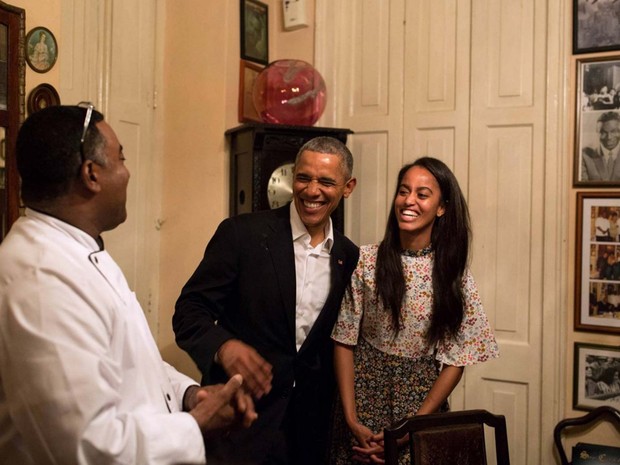 Obama e a filha Malia dão risada enquanto Malia fala em espanhol com o dono de um restaurante em Havana (Foto: Pete Souza/ White House/ Facebook)