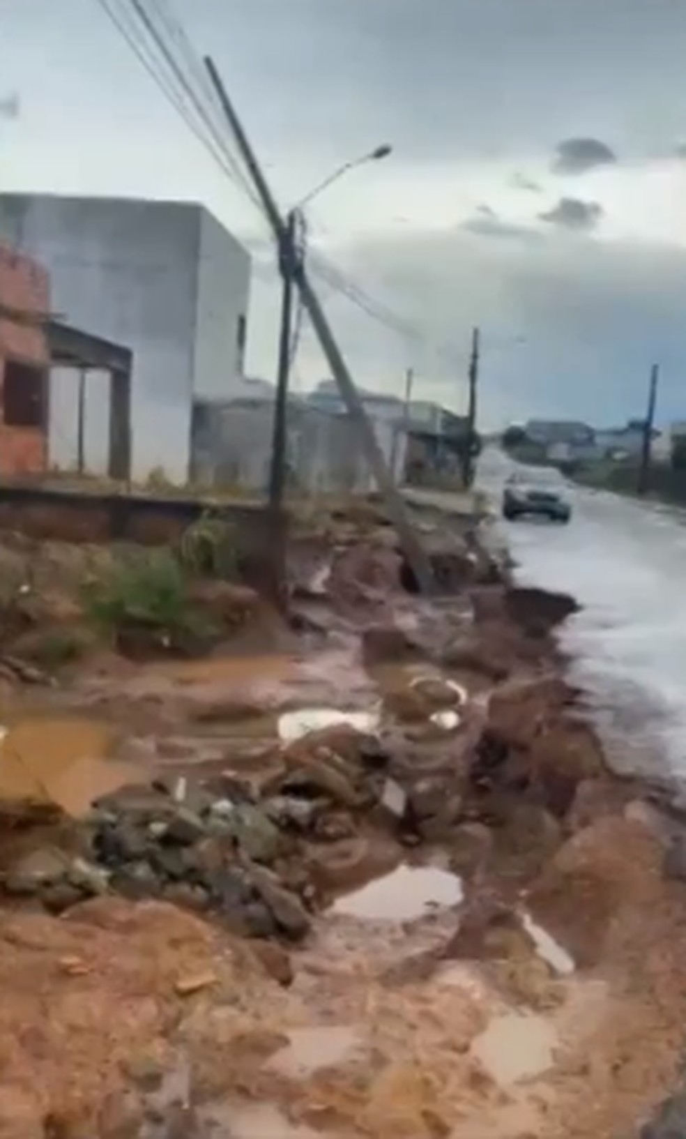 Rua destruída após chuvas em RO  — Foto: Reprodução/Redes Sociais 