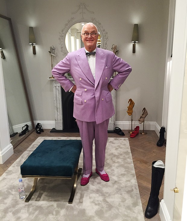 Now here’s one I would like to wear! Manolo Blahnik at the opening of his second boutique in London last week. A gentleman with the guts to go for lilac tailoring  (Foto: @SuzyMenkesVogue)