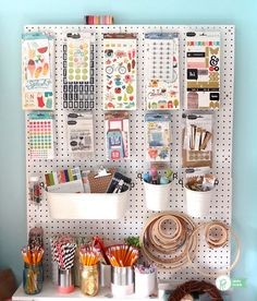 Parede de pegboard: solução prática para deixar tudo organizado e à mão (Foto: Anny Meisler)