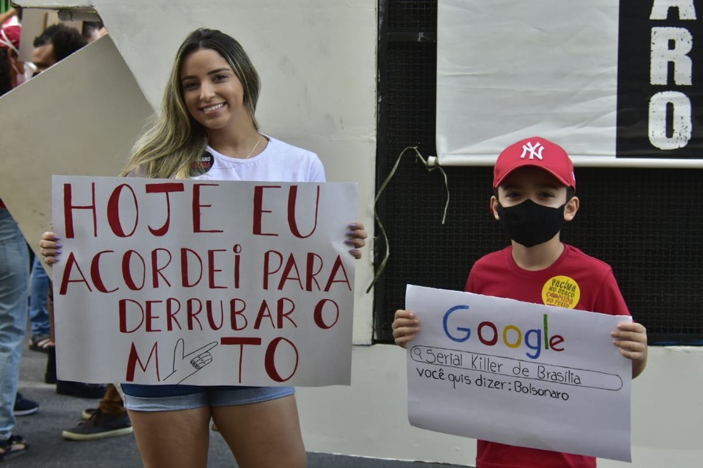 Manifestantes protestaram contra o presidente Jair Bolsonaro em Natal &mdash; Foto: Pedro Vitorino