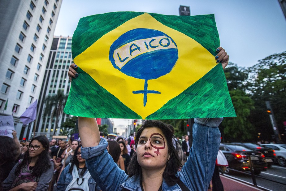 Mulher protesta contra proibição do aborto na Avenida Paulista, em São Paulo, em novembro de 2017, após Comissão da Câmara aprovar projeto que restringe aborto até em casos de estupro
