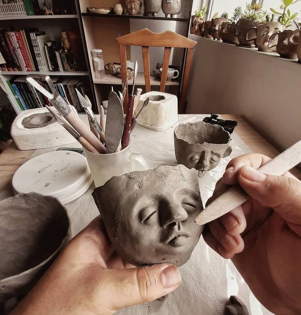Em seu perfil no Instagram, o artista compartilha o processo de produção das cerâmicas (Foto: Reprodução/Instagram/@t00dlees)