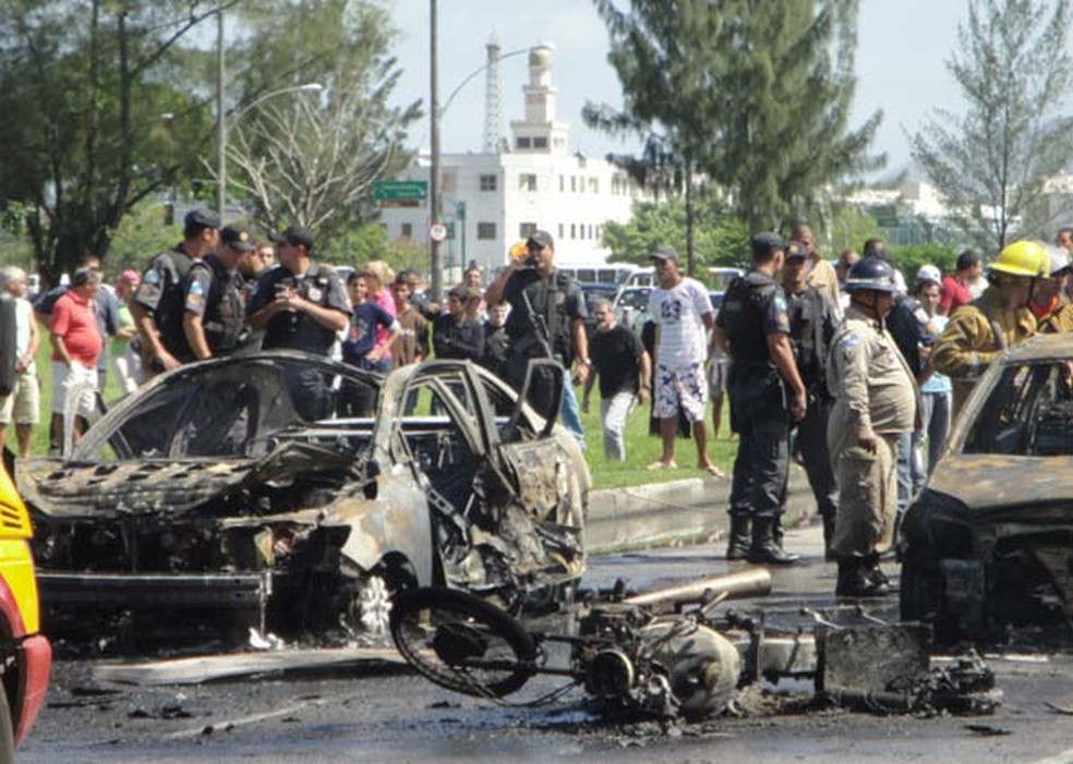 8/4/2010 - Destroços dos carros tomam Avenida das Américas — Foto: Mauro Santos Ilva Araujo/VC no G1