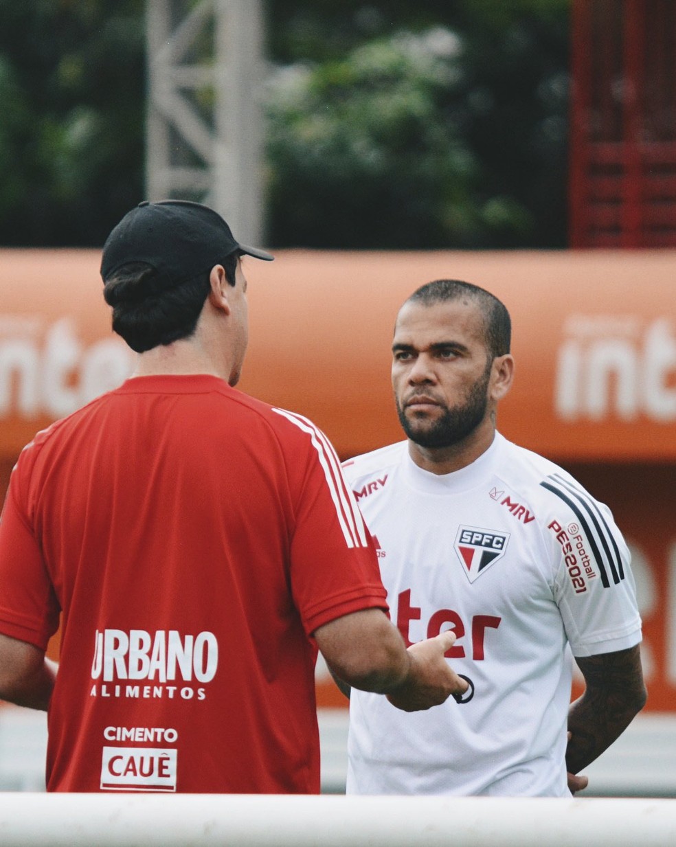 Fernando Diniz e Daniel Alves no treino do São Paulo — Foto: São Paulo FC / divulgação