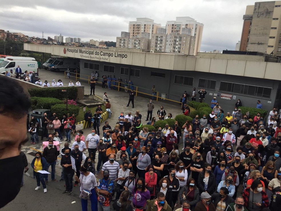 Em julho, servidores fizeram um protesto contra a terceirização dos serviços no Hospital Campo Limpo — Foto: Divulgação