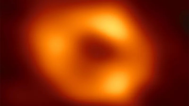 Foto do Sagittarius A*, buraco negro no centro da Via Láctea, captada por um esforço colaborativo de centenas de cientistas (Foto: EHT Collaboration via BBC News)