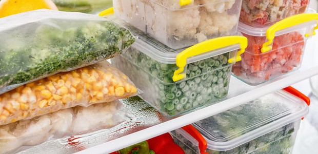 Frozen food in the refrigerator. Vegetables on the freezer shelves. Stocks of meal for the winter. (Foto: Shady Labib/ Reprodução)