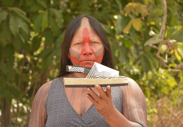 Indígena Caiapó exibe alpargata feita para a marca Perky (Foto: Cleber Oliveira de Araújo/Instituto Kabu )