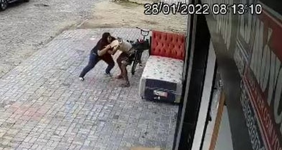 Funcionária desarmou criminoso durante tentativa de assalto a loja de móveis em Horizonte, na Região Metropolitana de Fortaleza. — Foto: Reprodução