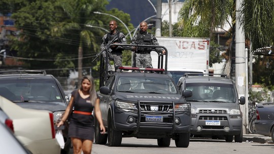 Guerra entre o tráfico e a milícia aterroriza a favela e o asfalto na Zona Oeste do Rio