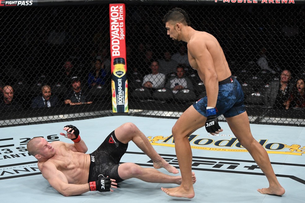 Johnny Walkersó precisou de 36 segundos para liquidar Misha Cirkunov, no UFC 235 — Foto: Jeff Bottari/Getty Images