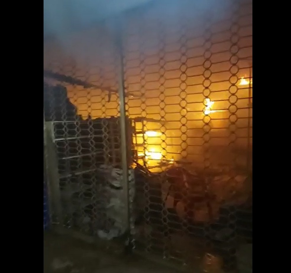 Inc&ecirc;ndio atinge dep&oacute;sito de cereal em Mossor&oacute; &mdash; Foto: Reprodu&ccedil;&atilde;o