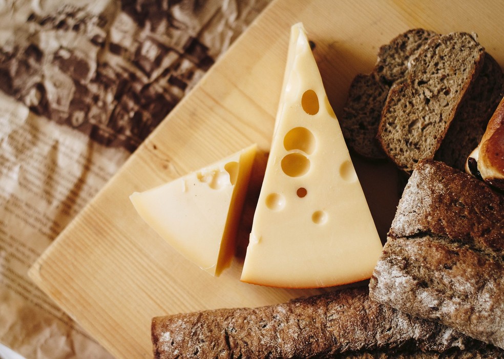 Os queijos suíços possuem buracos em sua composição — Foto: NastyaSensei / Pexels / CreativeCommons