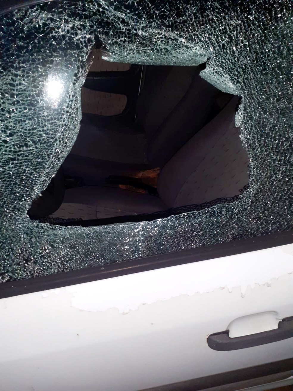 Motociclista ataca guarita de condomínio e quebra vidro de veículo em Bauru — Foto: Arquivo pessoal