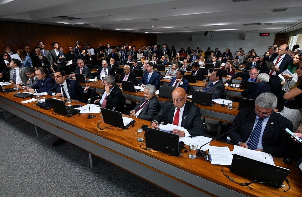 Senadores reunidos no plenário da Comissão de Constituição e Justiça — Foto: Marcos Oliveira/Agência Senado