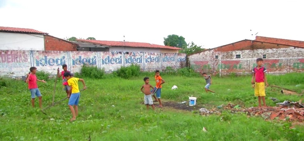 Meninos que tiveram a bola confiscada por vizinha em Presidente Dutra (MA) ganham terreno emprestado para jogar futebol. — Foto: Reprodução/TV Mirante