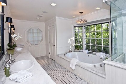 O banheiro da mansão de R$ 19 milhões de Channing Tatum e Jenna Dewan Tatum 