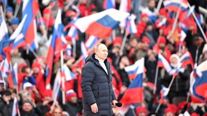 Putin ressaltou os recursos da economia russa e convocou o povo a mobilizar-se para superar as dificuldades (Foto: Getty Images via BBC News)