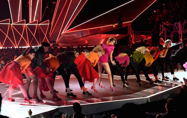 Miley Cyrus aperta as nádegas de uma dançarina no VMA 2017 (Foto: Getty Images)