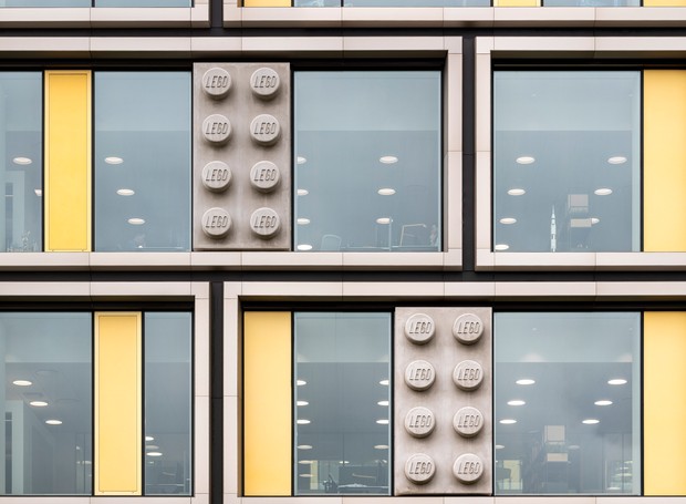O prédio da Lego tem versões gigantes dos blocos de construção imitando o brinquedo fabricado pela empresa   (Foto: Reprodução/Dezeen)