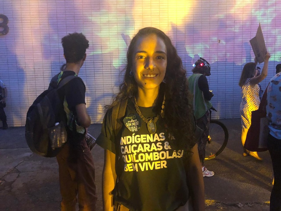 BRASÍLIA, 18h30: "A gente está em um momento crucial urgente e decisivo. Acredito que, se não for agora, não é mais", afirma a cientista ambiental Mayara Horta. — Foto: Nicole Angel/G1