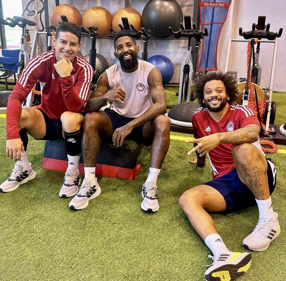 Rodinei entre o colombiano James Rodr&iacute;guez e Marcelo &mdash; Foto: Arquivo Pessoal