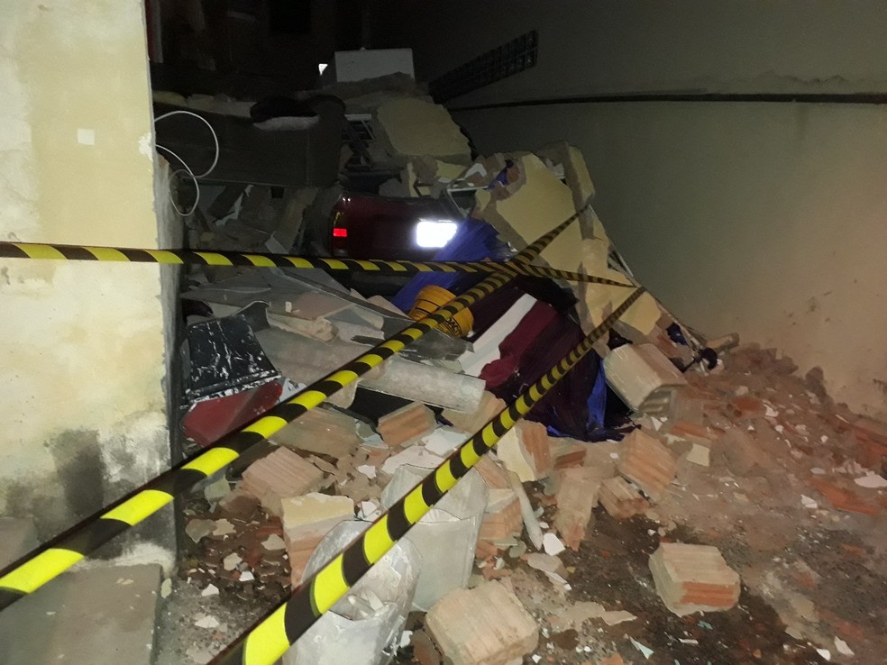 Carro da família que teve a casa destruída por uma explosão de gás foi atingido pelos escombros, em Campinas, em 13 de junho (Foto: Defesa Civil/Divulgação)