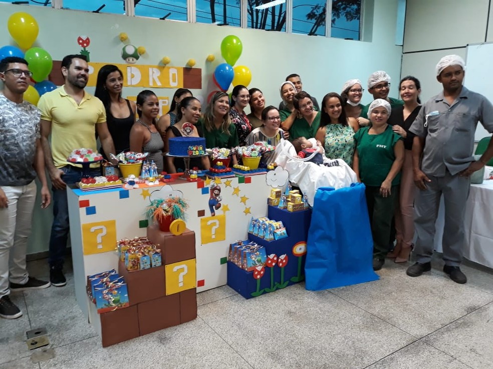 Funcionários do  Hospital se reuniram para fazer a festinha pro garoto — Foto: Arquivo Pessoal/ Julya de Sousa 