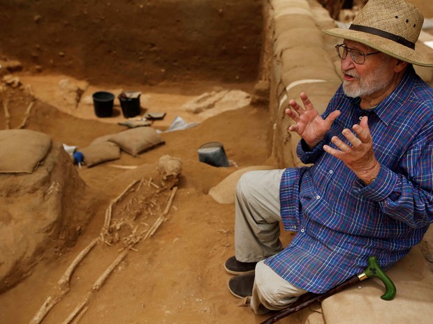 O professor Lawrence E. Stager está entre os arqueólogos líderes da equipe (Foto: Reuters/Amir Cohen)