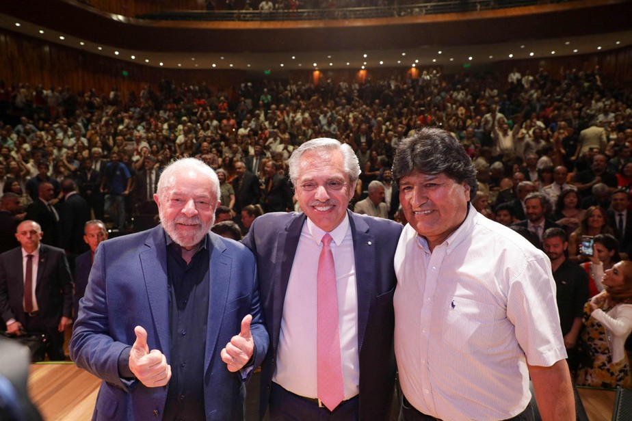 Presidente Luiz Inácio Lula da Silva posa ao lado do par argentino, Alberto Fernández, e do ex-presidente boliviano, Evo Morales, durante evento cultural na segunda-feira em Buenos Aires