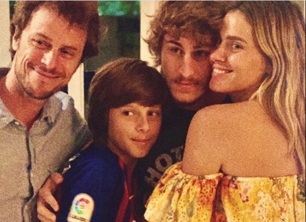 Carolina Dieckmann com o marido, Tiago Worcmann e os dois filhos, José e Davi (Foto: Reprodução Instagram)