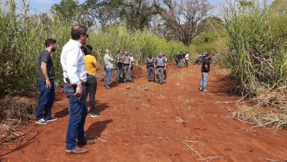 PM encontra corpo em estrada de terra em Araraquara — Foto: Milton Filho/a cidade on