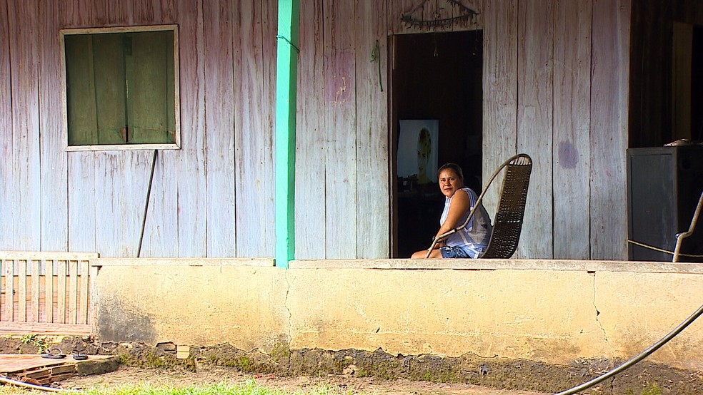 Mulher assistindo televisão na comunidade Terra Firme, em Porto Velho — Foto: Reprodução/Rede Amazônica