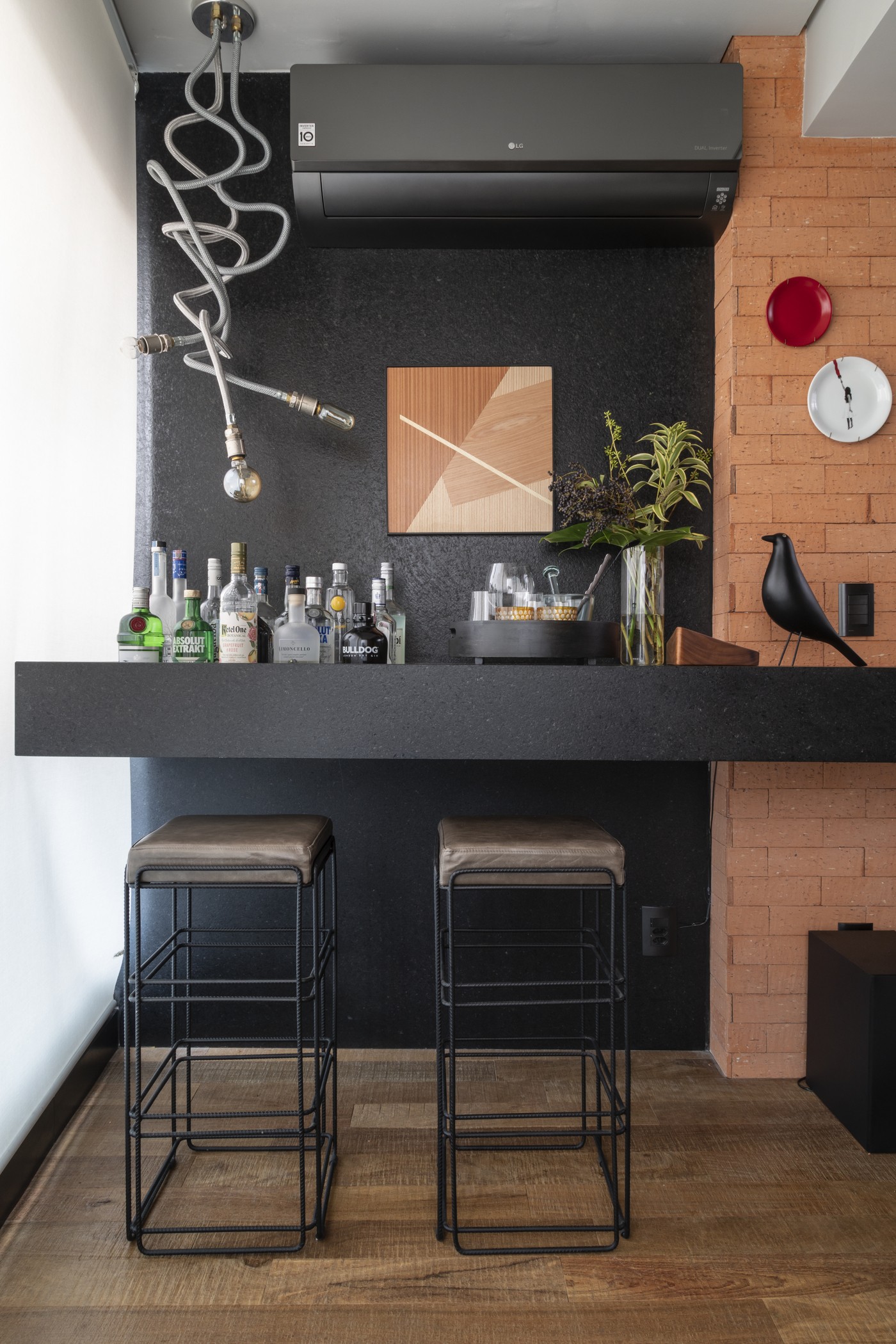 Décor do dia: living com estilo industrial tem bar e soluções de armazenamento (Foto: Evelyn Müller )