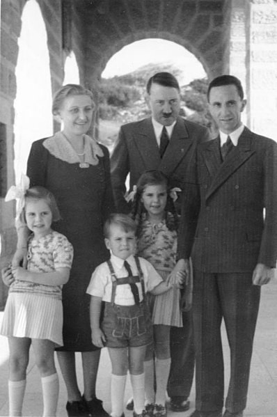 Adolf Hitler, Magda Goebbels e Joseph Goebbels, e três dos seis filhos do casal (Foto: Wikimedia Commons)