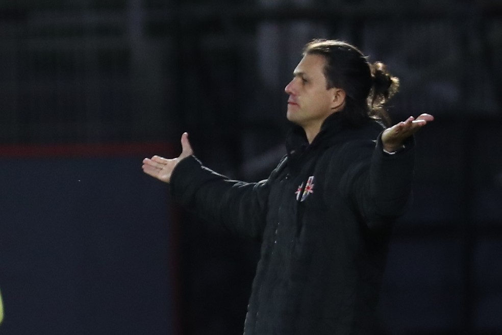 Maur&iacute;cio Barbieri abre os bra&ccedil;os em Bragantino x Estudiantes &mdash; Foto: EFE/Sebastiao Moreira