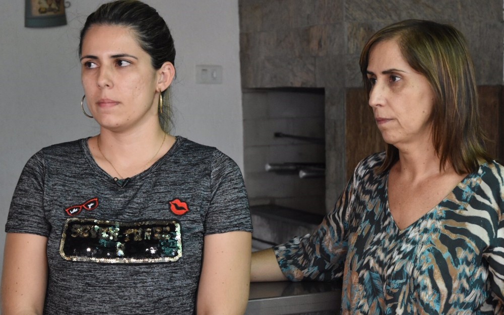 Irmã e mãe da representante comercial Vanessa Camargo, morta com tiro na cabeça dentro de carro quando estava grávida do segundo filho, em Goiás (Foto: Murillo Velasco/G1)