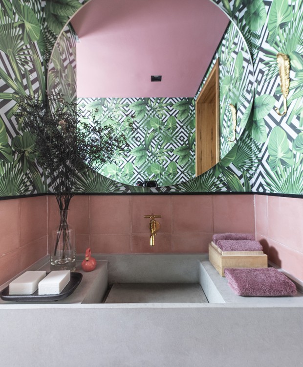 LAVABO | Com tons de verde e rosa, o ambiente tem uma paleta mais tropical e divertida (Foto: Renato Navarro / Produção Nuria Uliana / Divulgação)