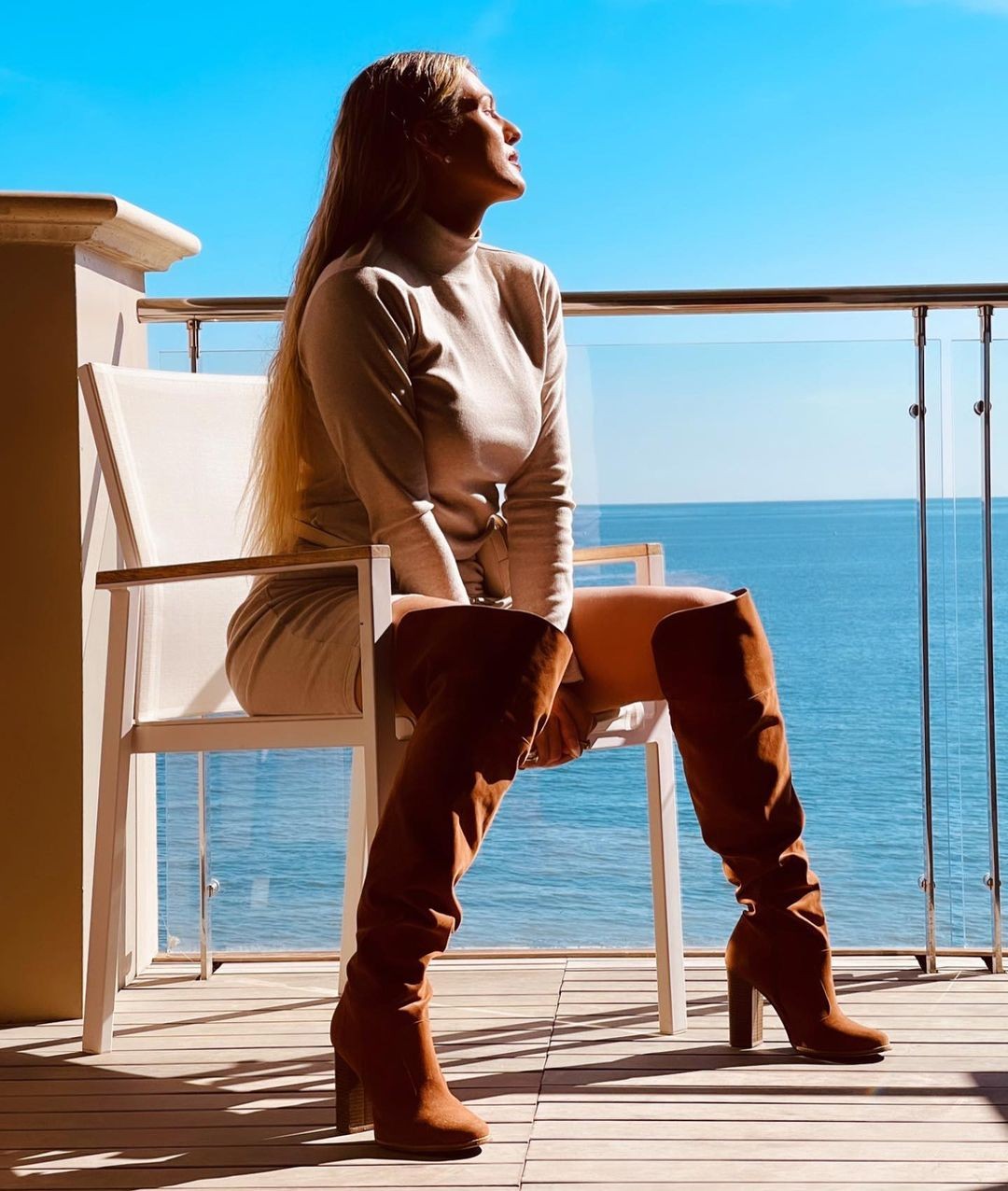 Lívia Andrade escolheu uma bota de cano alto para aproveitar a tarde de sol (Foto: Reprodução/Instagram)