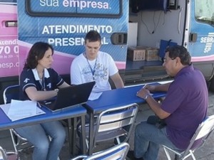Profissionais do Sebrae orientam microempreendedores em Marília (Foto: Reprodução/TV TEM)
