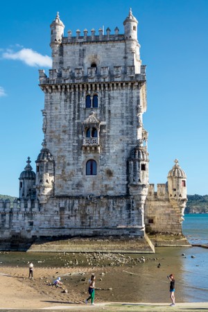 Portugal, Lisbon, Belem Tower with kids at shore. (Photo by: Jeffrey Greenberg/Universal Images Group via Getty Images) (Foto: Universal Images Group via Getty)