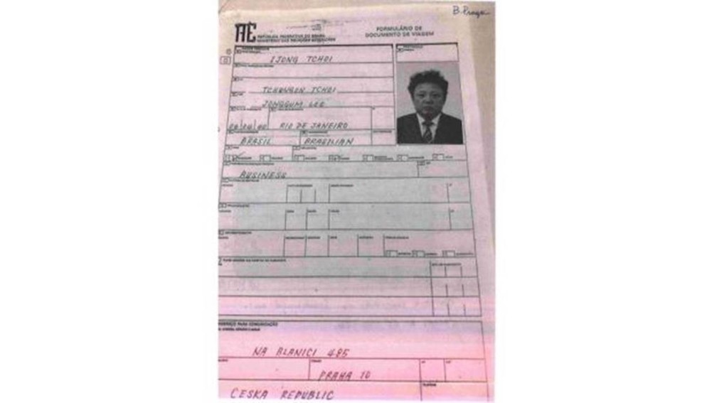 Formulário de viagem em nome de Ijong Tchoi, nome supostamente usado por Kim Jong-il, preenchido para emissão do passaporte na Embaixada do Brasil em Praga (Foto: BBC)