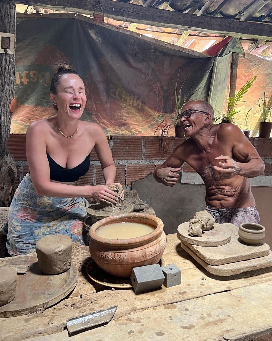 Mariana Ximenes faz cerâmica