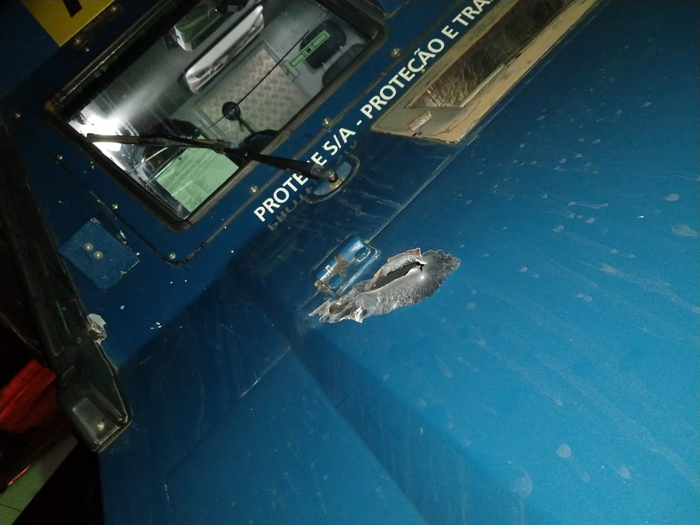 Grupo tentou acertar o veículo em Piedade — Foto: Arquivo pessoal