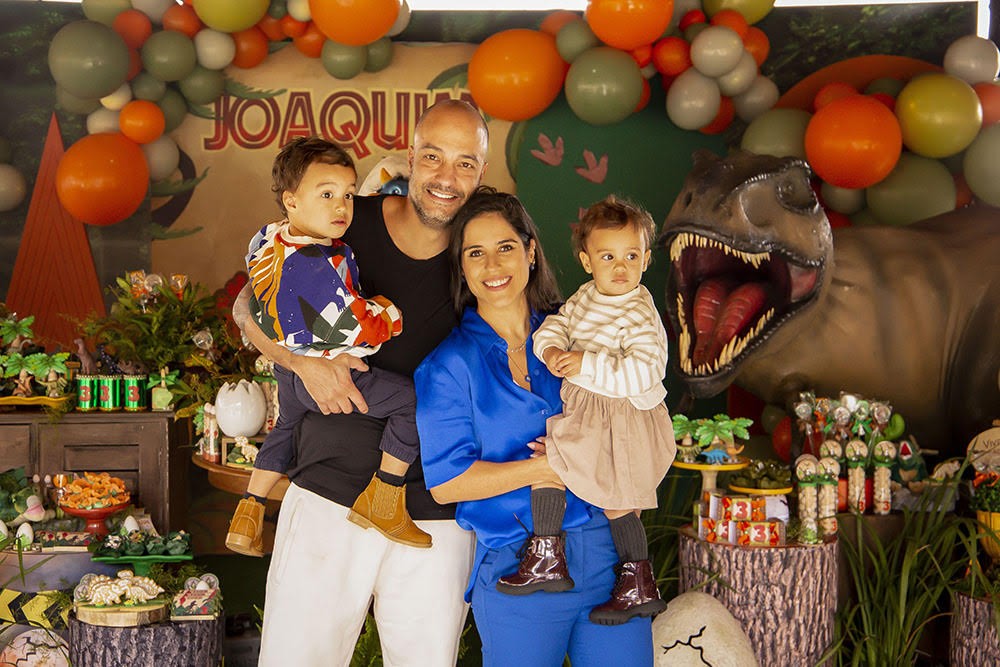 Camilla Camargo, Leonardo Lessa e os filhos, Joaquim e Júlia (Foto: Reprodução)