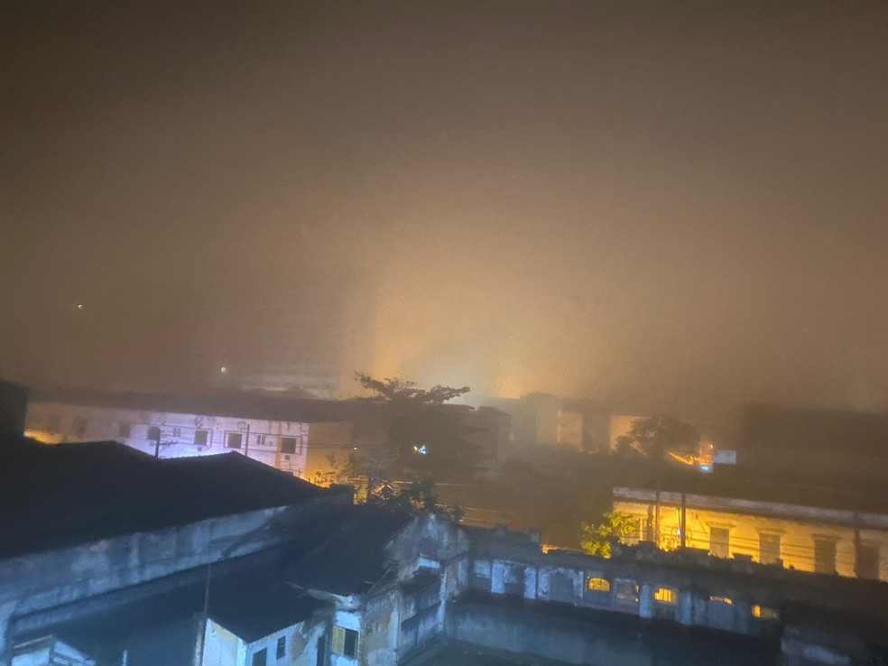 Choque entre umidade e baixas temperaturas causa nevoeiro severo, que deve continuar ao longo da semana na Baixada Santista, SP. — Foto: Carolina Faccioli/ g1