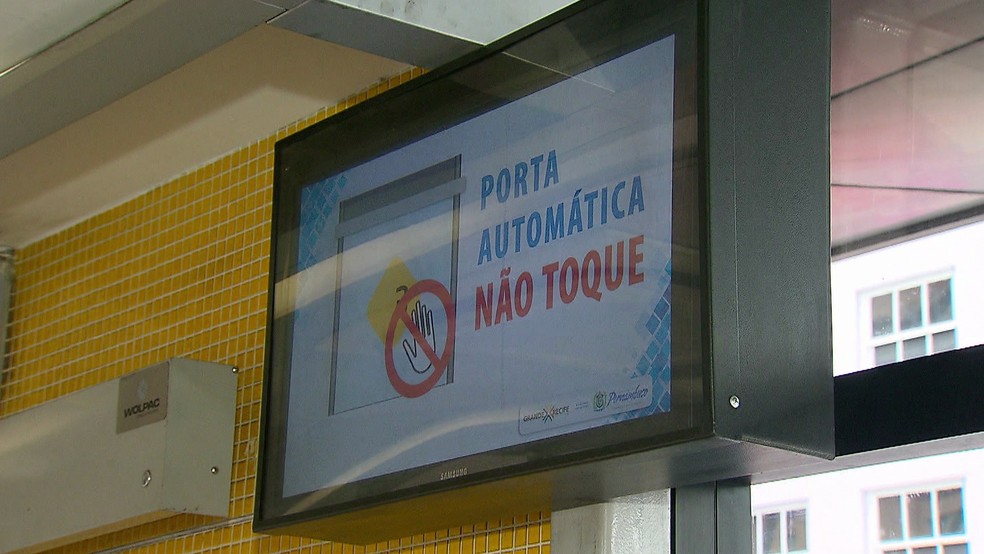 Algumas estações de BRT do Grande Recife possuem monitores, mas não informam os horários ou itinerários dos ônibus (Foto: Reprodução/TV Globo)